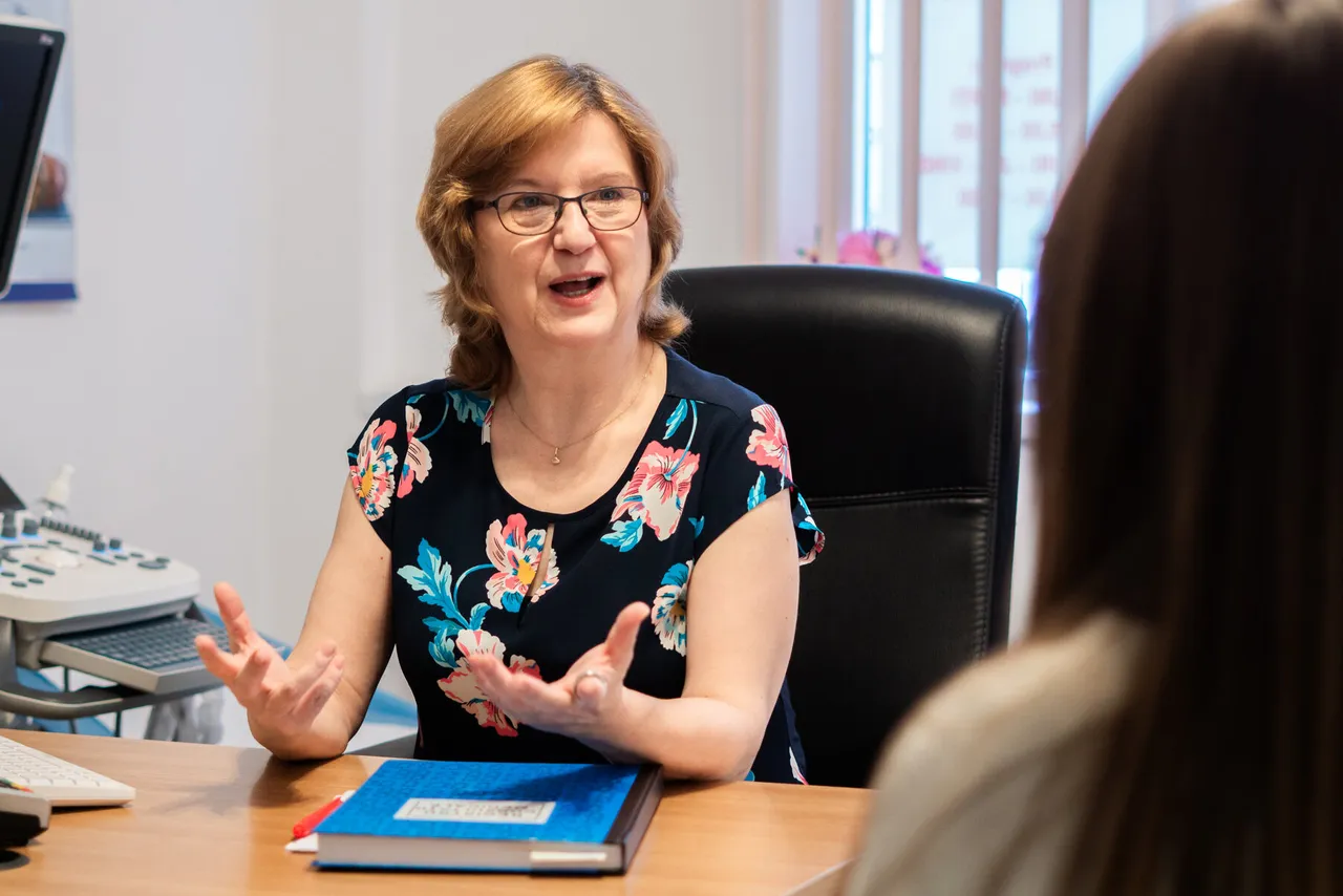 Dr. Daniela Mariș în timpul unei consultații de nutriție